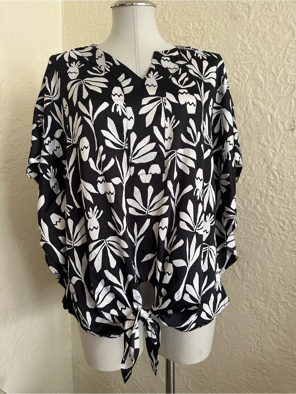 Chico’s Pottery Toss Black & White Floral Tie-Front Tunic Blouse NWT 8